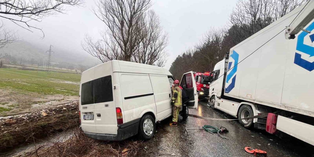 İzmir’de otomobil ile tır çarpıştı: 2 yaralı