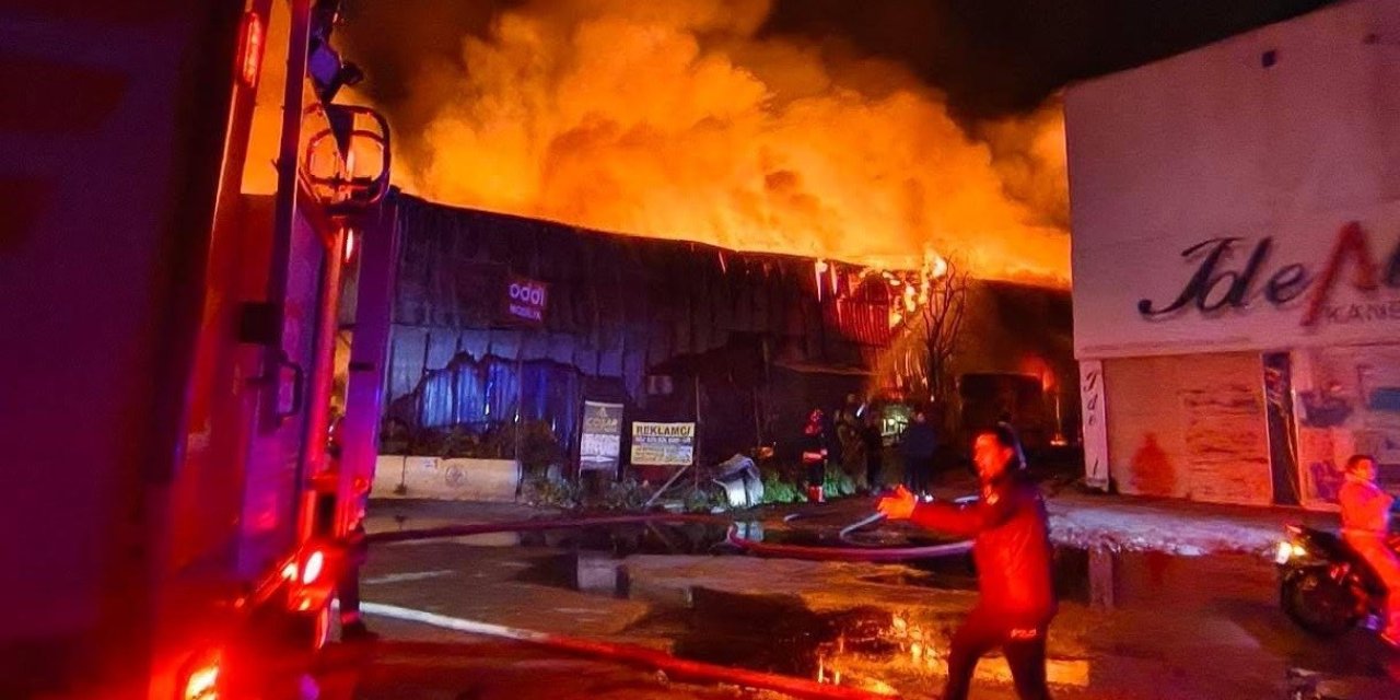 İzmir’de mobilya fabrikasında yangın