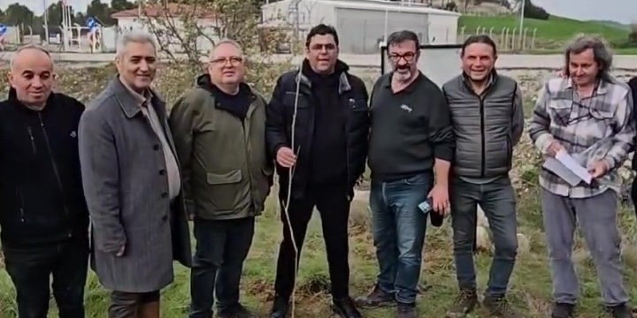 CHP’li başkandan galoşlu fidan dikimi