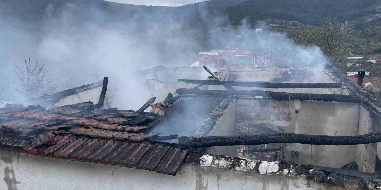 Yatağan’daki yangında bir ev küle döndü
