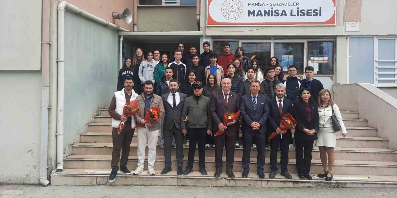 Şehit yakınları ve gaziler Manisa Lisesi’nde gençlerle buluştu