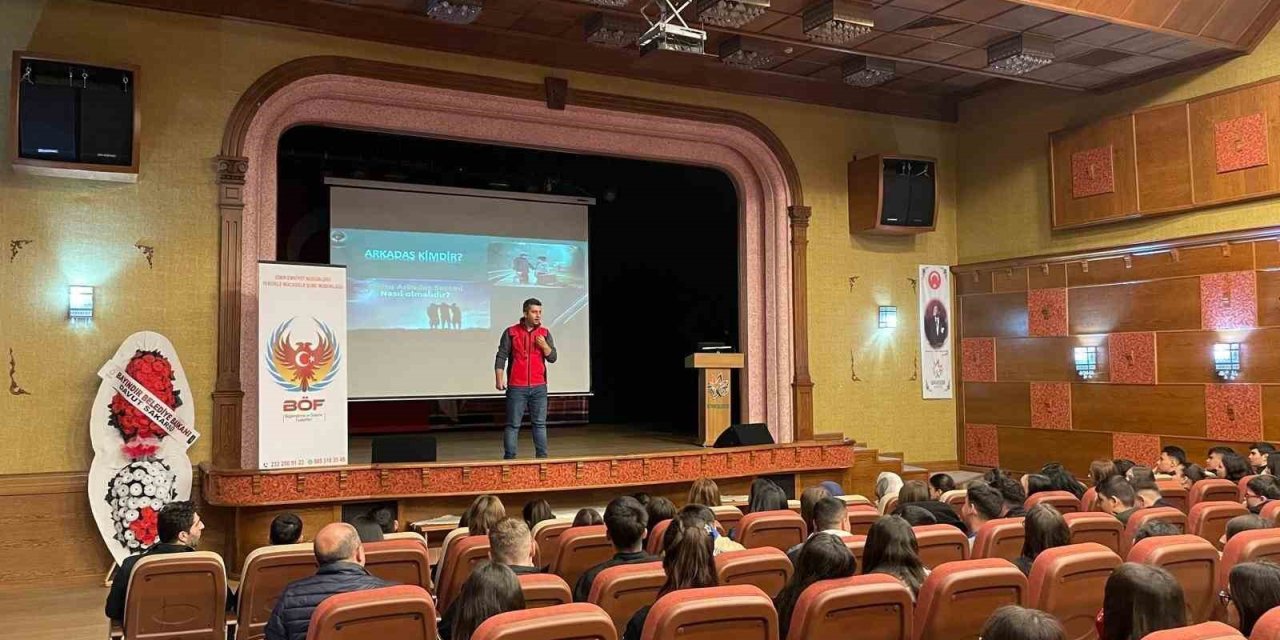 Bayındır’da öğrencilere "Gençlik Güvenli Gelecek" konferansı verildi