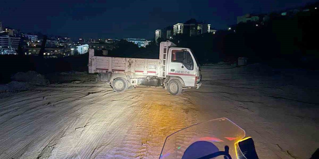 Kuşadası’nda kaçak moloz dökerken suçüstü yakalanan kamyonet sürücüsüne ceza