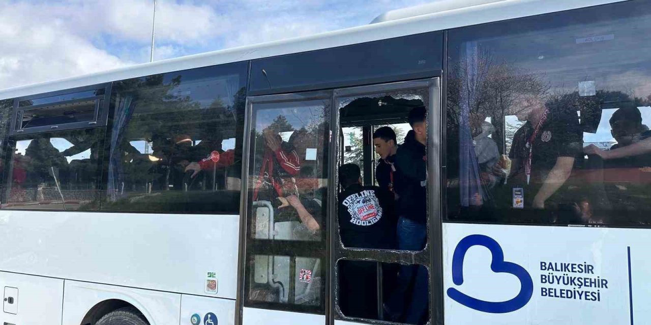Uşak’ta  Nev Sağlık Grubu Balıkesirspor’un taraftar otobüsüne taşlı saldırı