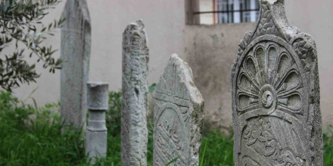 Manisa’da 500 yıllık hazireye saygısızlık