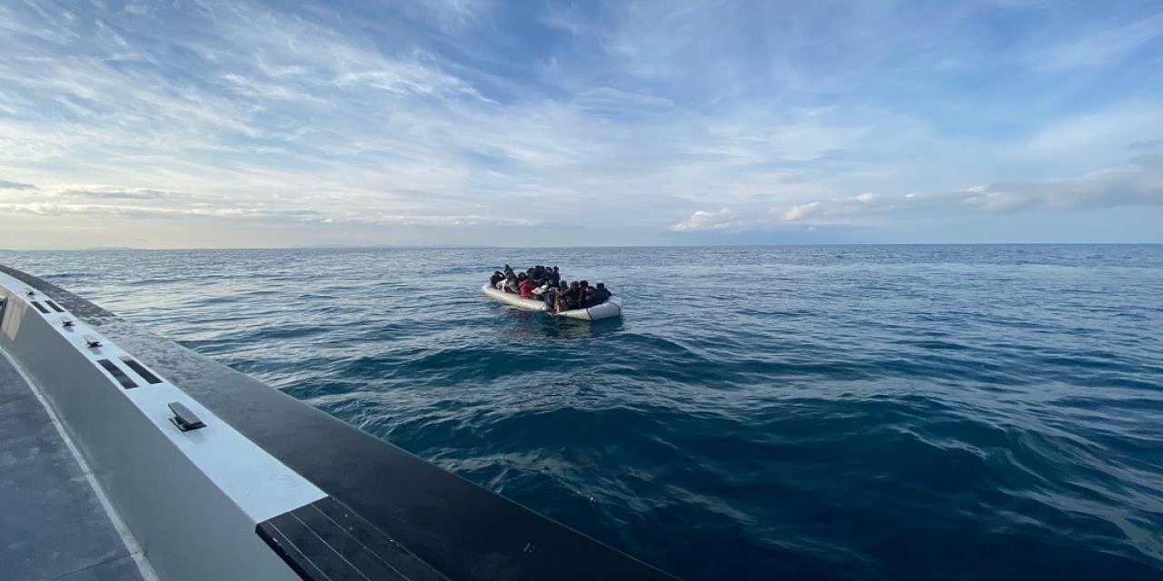 İzmir açıklarında 37 düzensiz göçmen yakalandı, 42 göçmen kurtarıldı