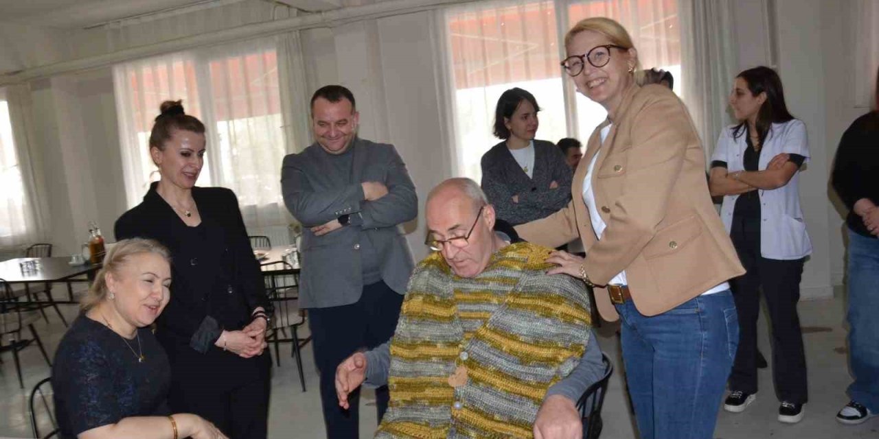 Kadın doktorlardan yaşlılara sıcacık dokunuş