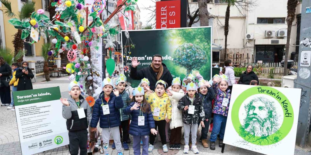 Topladıkları çöplerden atık ağacı yaptılar