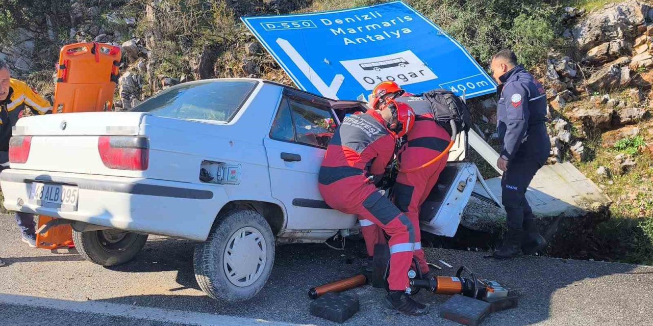 Menteşe’de kazada alev alan araçtaki 2 kişi ekiplerce kutarıldı