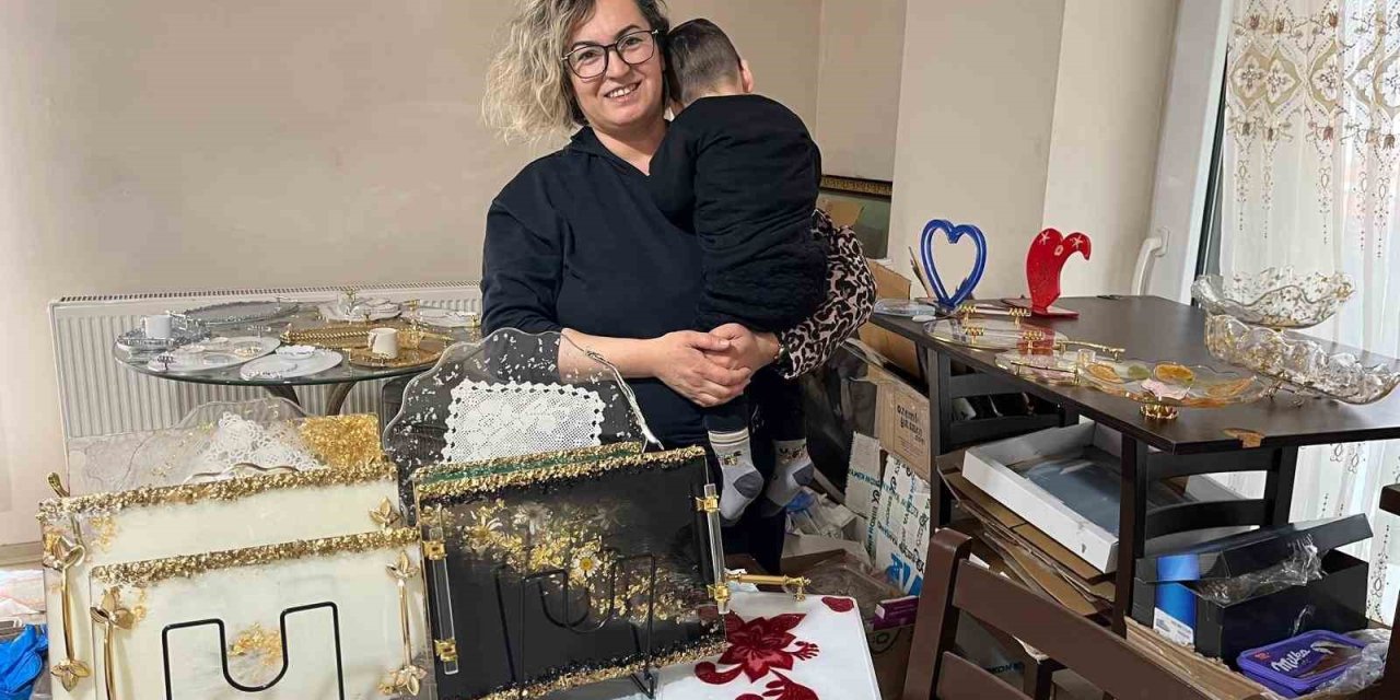 Oğlunun tedavi masrafları için evini atölyeye çevirdi