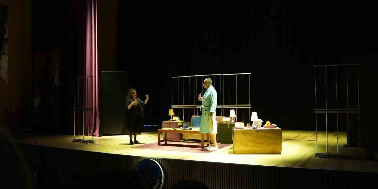 Turgutlu’da ‘Aşk-ı Müebbet’ oyununa büyük ilgi