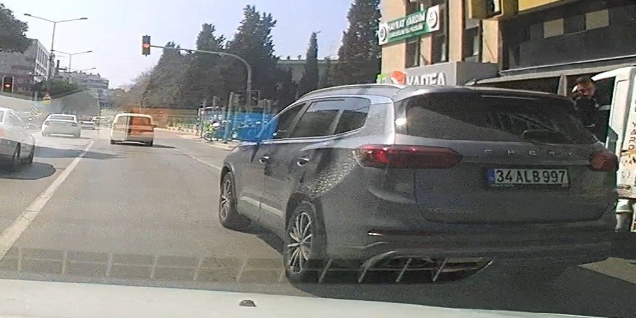 İzmir’de kural tanımaz sürücü araç kamerasına yansıdı