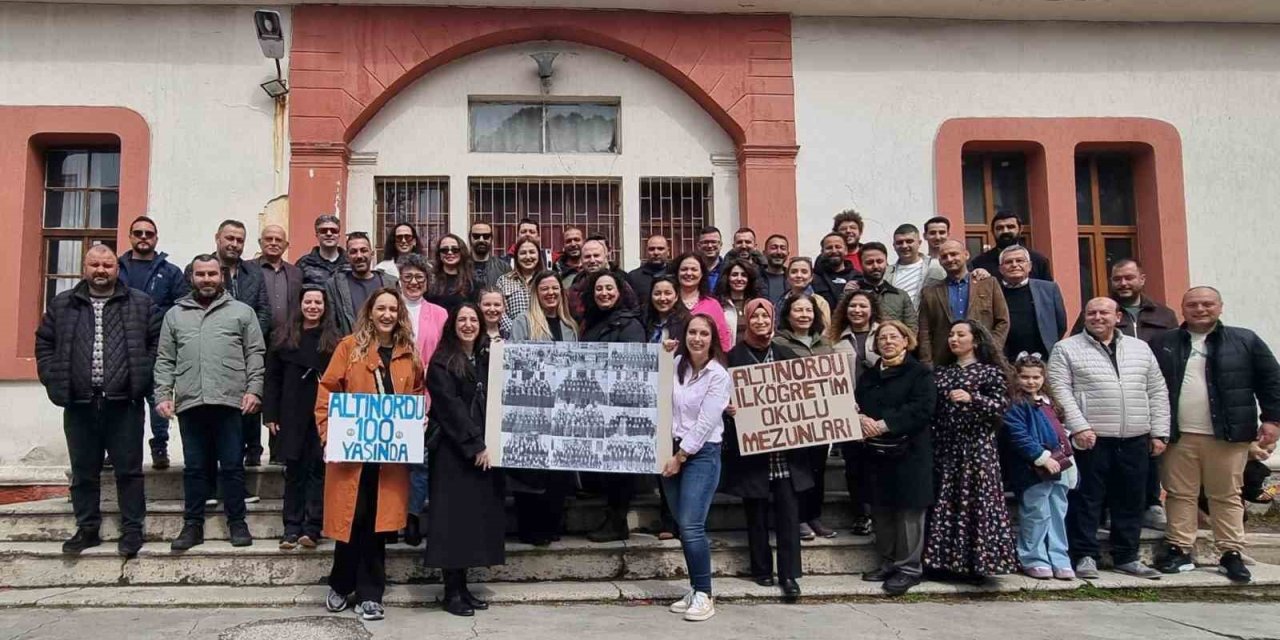 Salihli’de ilkokul mezunları 25 yıl sonra buluştu