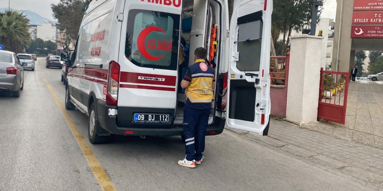 Yağmur nedeniyle ıslanan yolda kayan motosikletli yaralandı