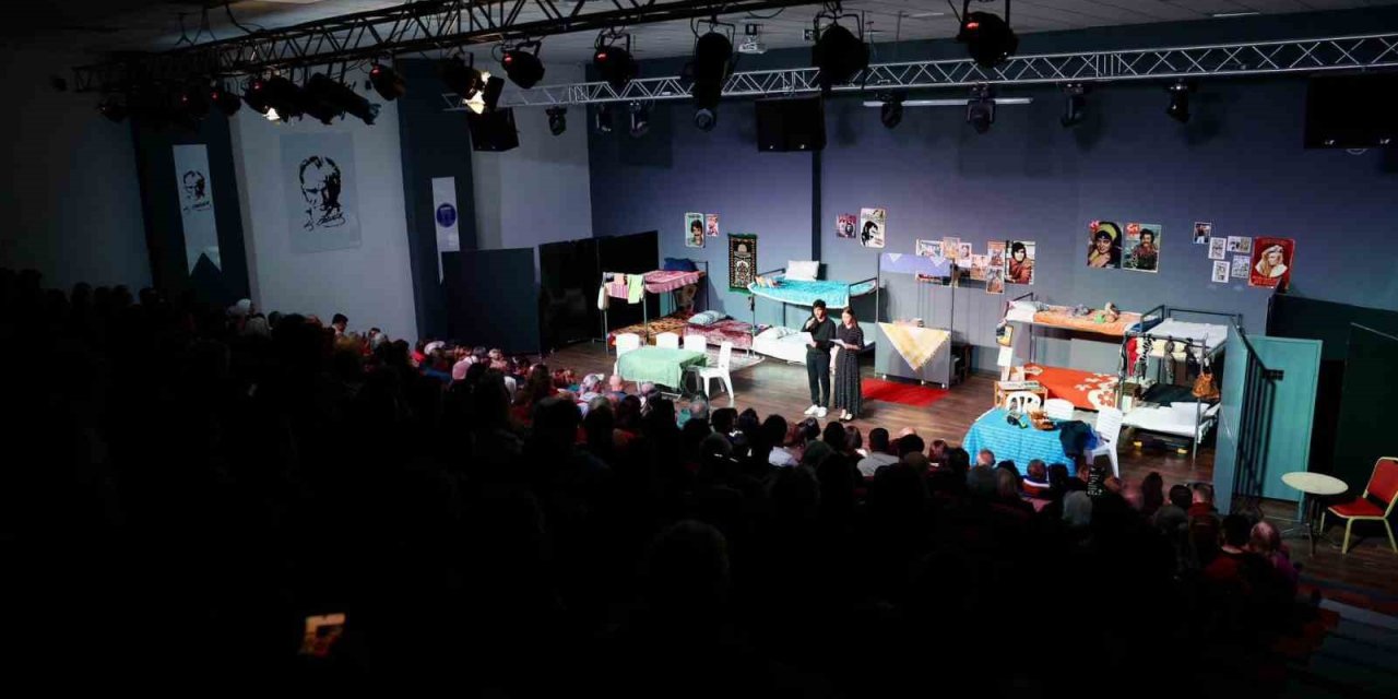 Didim’deki kadınlara yönelik tiyatro oyunu yoğun ilgi gördü