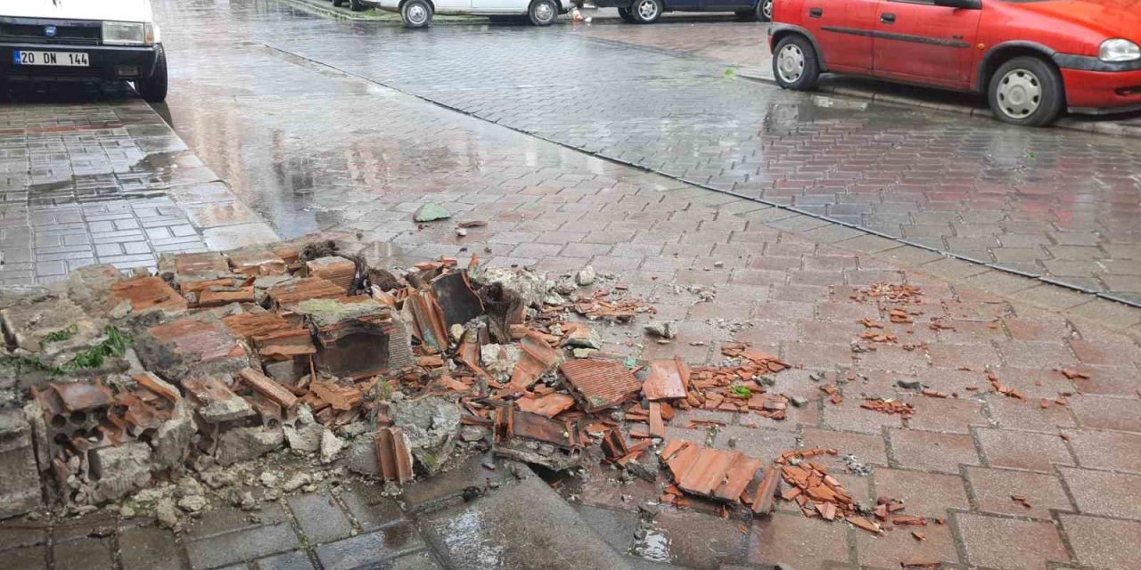 Denizli’de  çatılar uçtu, ağaçlar araçların üzerine devrildi, insanlar yürüyemedi