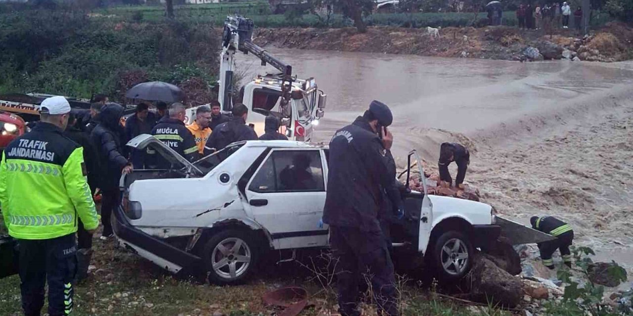 Milas’ta akarsuya düşen araçta bir kişi öldü