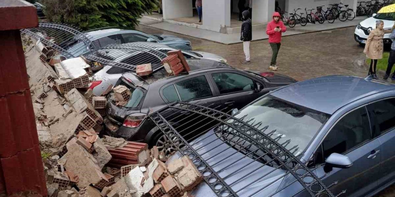 Aşırı yağış istinat duvarını yıktı: 5 araç zarar gördü
