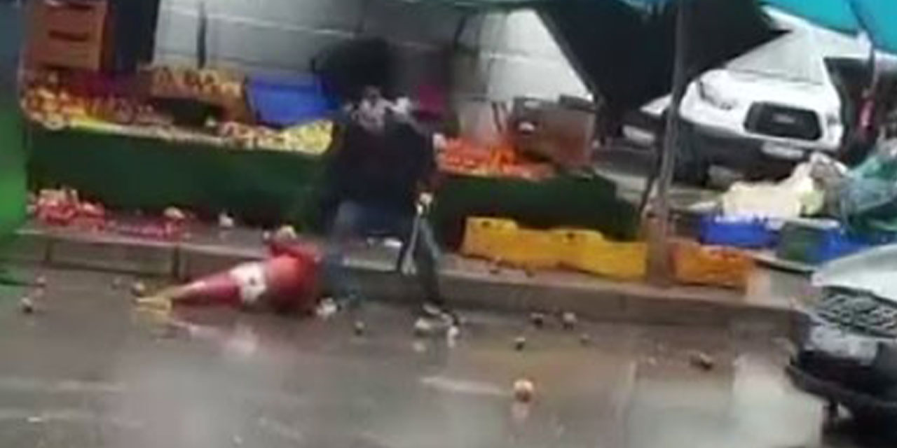 Dehşet anları: Manav satırla sokağa çıktı