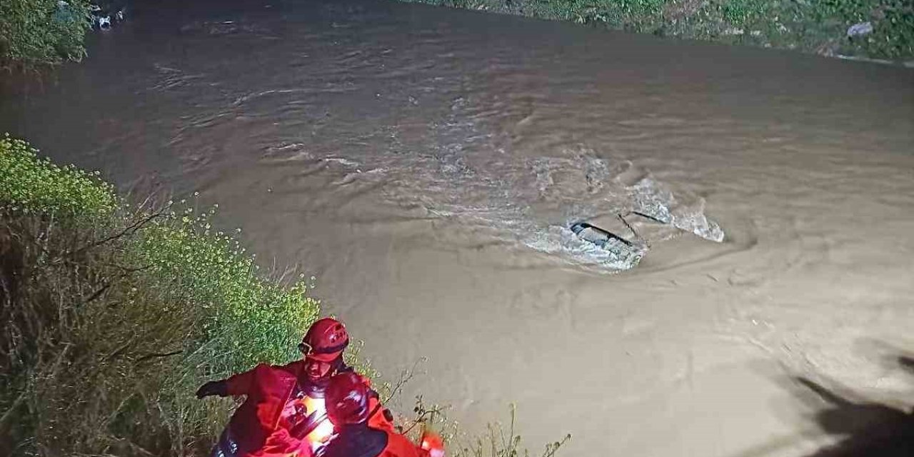 Menderes’te araç dereye uçtu, İzmir itfaiyesi seferber oldu