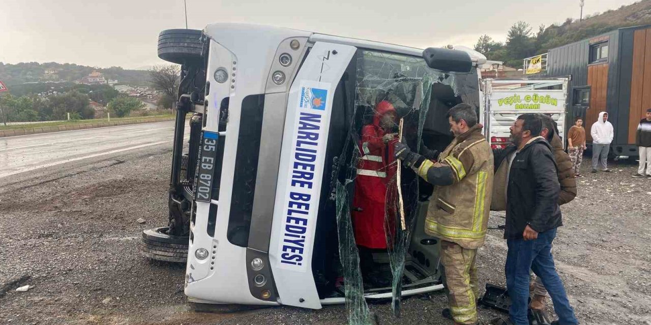İzmir’de sporcuları taşıyan otobüs devrildi: 4 yaralı