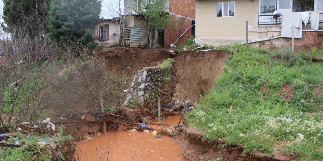 Yağmur sularıyla taşan dere, toprak kaymasına sebep oldu