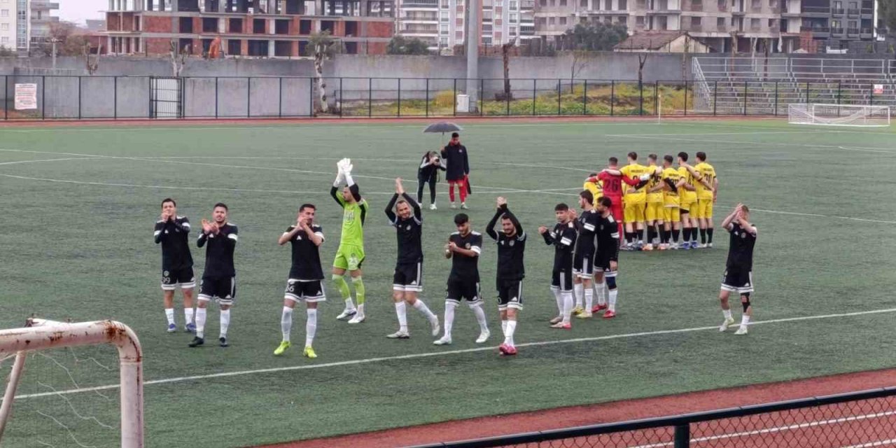 Alaşehir Belediyespor evinde yıkıldı