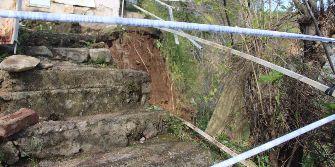 Toprak kayması sonucu evi yıkılan genç 10 dakikayla kurtuldu
