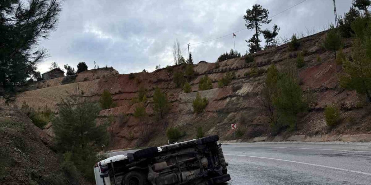 Yağmur sonrası kayganlaşan yolda pikap yan yattı