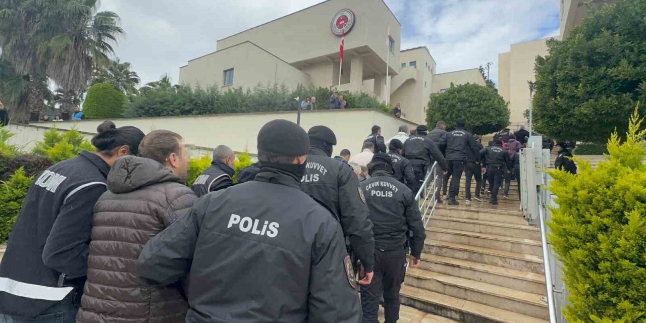 Marmaris’teki ’rüşvet’ operasyonunun şüphelileri adliyeye sevk edildi