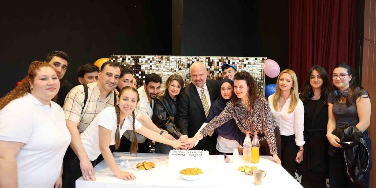 Menemenli oyuncular sahnede yıldızlaştı