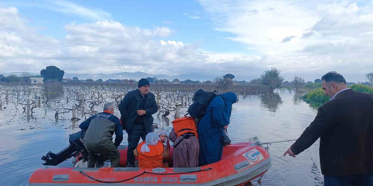 Selde mahsur kalan 10 kişi AFAD ekiplerince botla kurtarıldı