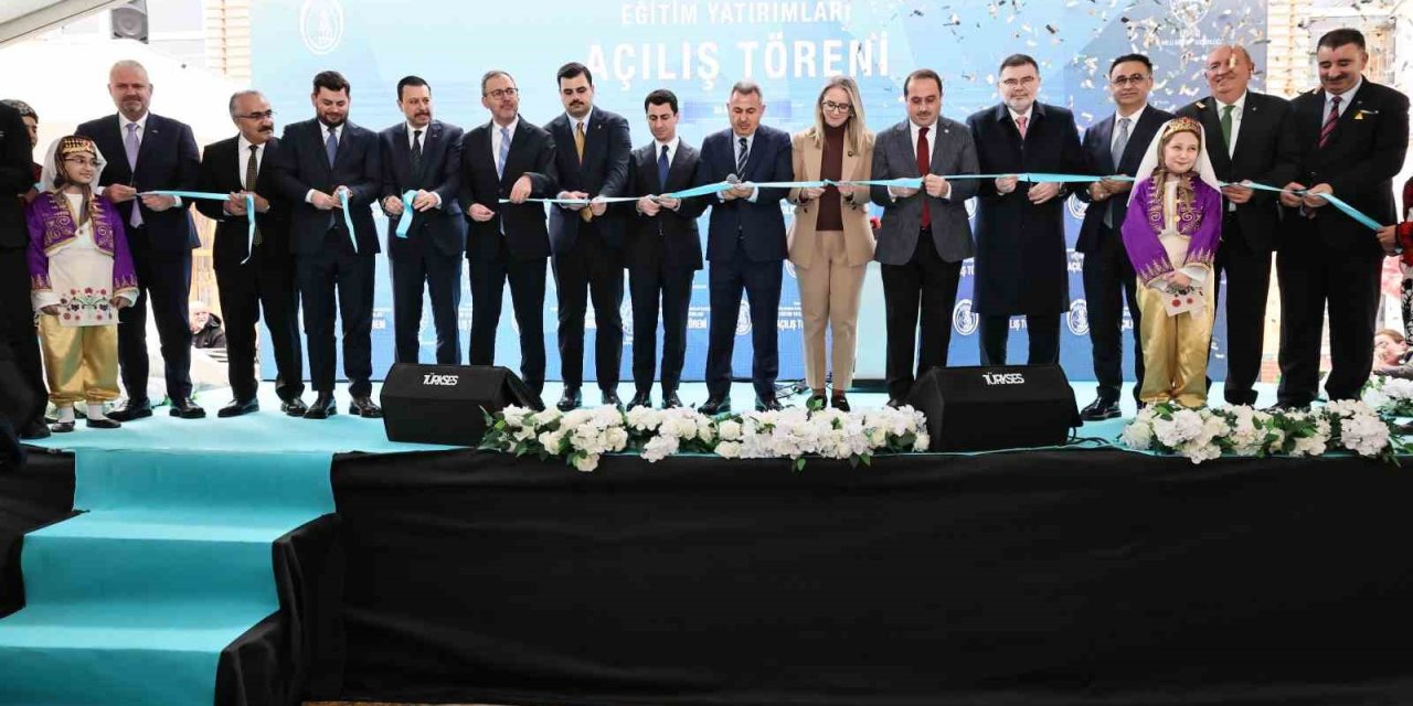 İzmir’de 1 milyar lirayı aşan yatırımla 20 yeni okul eğitime açıldı