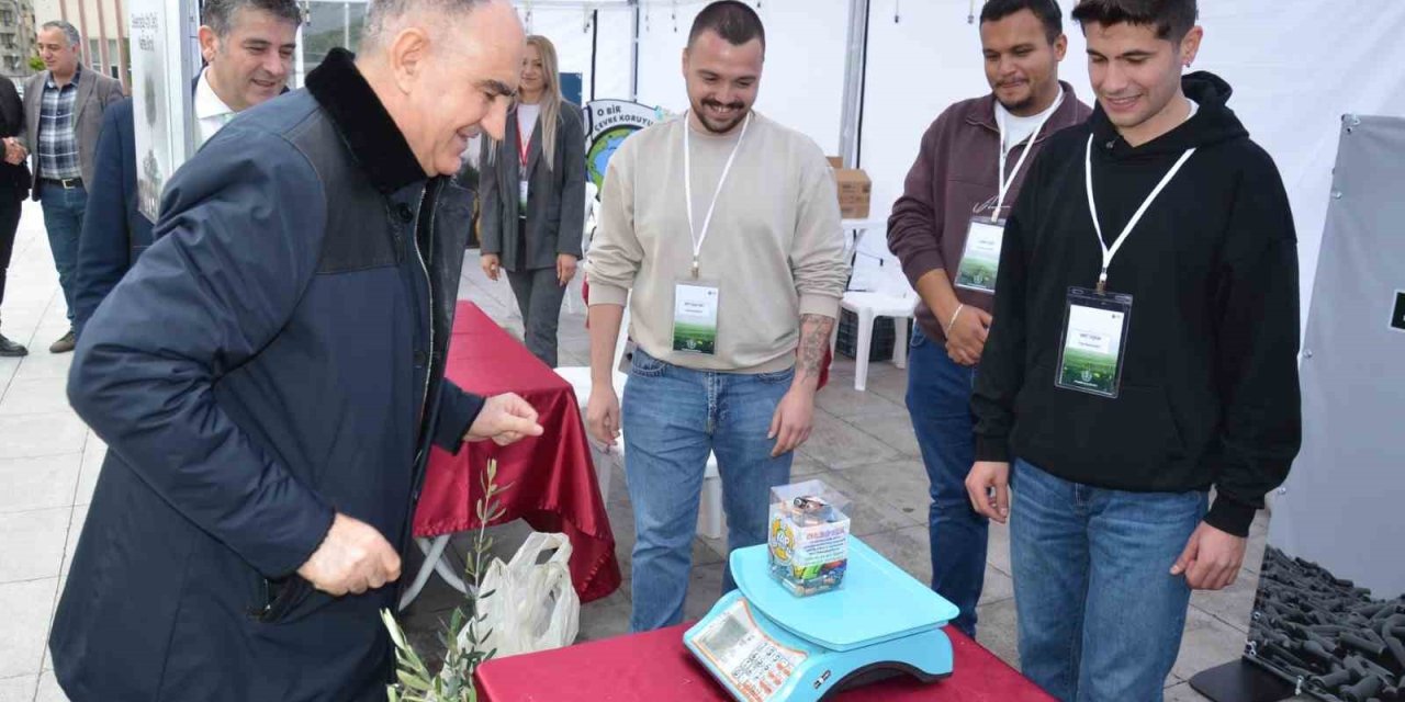 Vali Özkan atık pil teslim etti, zeytin fidanı aldı