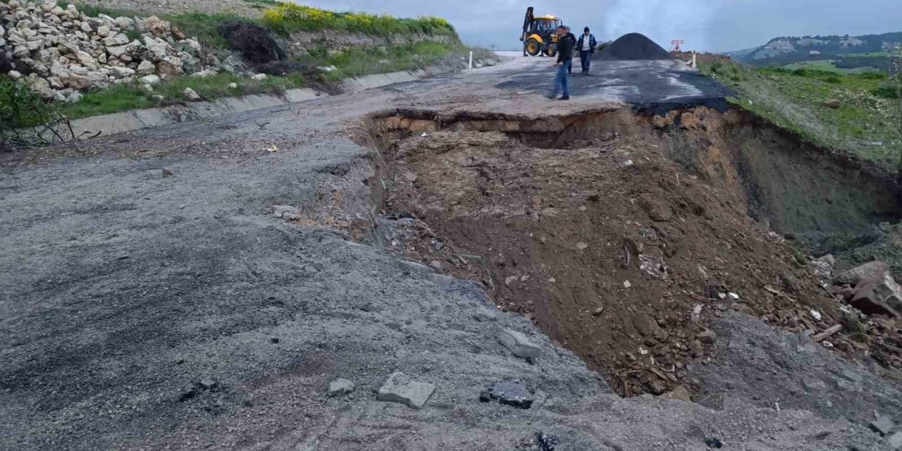 Manisa’da çöken Kula-Selendi karayolu ulaşıma kapatıldı