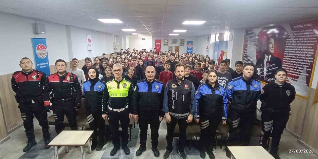 Polis ekiplerinden ortaokul öğrencilerine yönelik eğitim