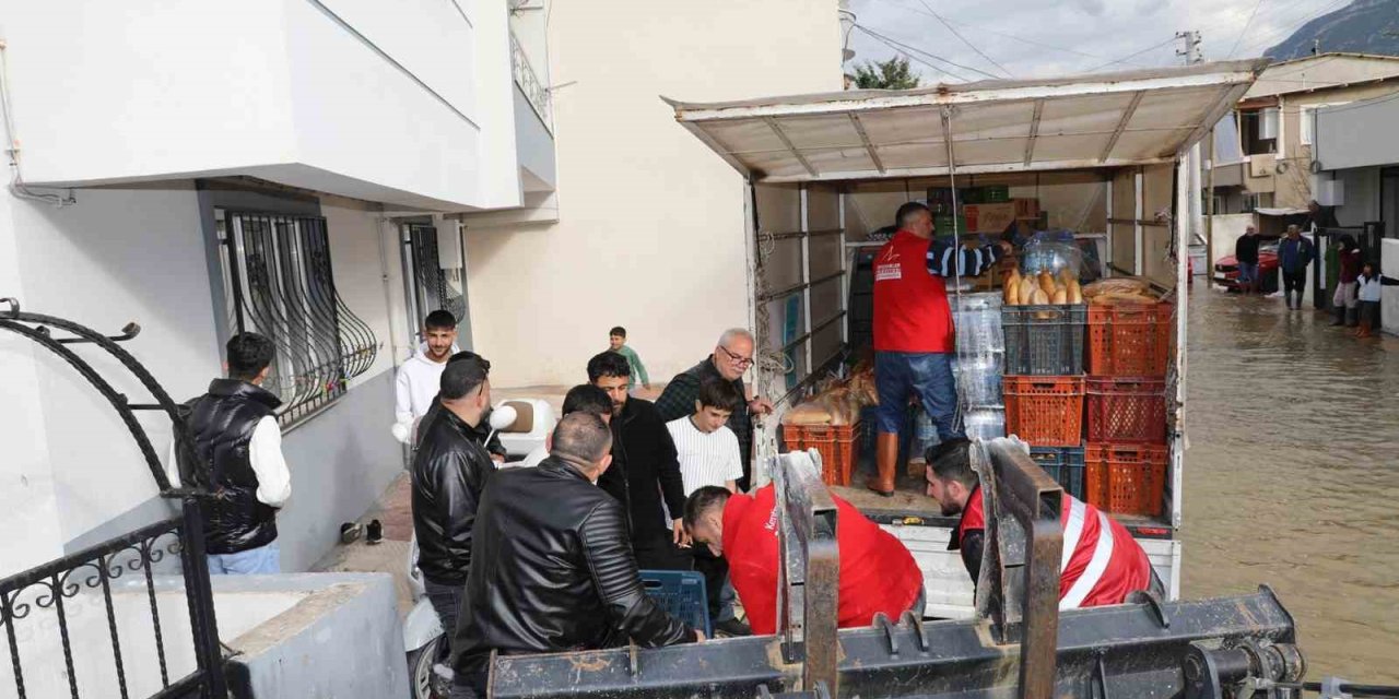 Şehzadeler Belediyesi’nden Akpınar’da mahsur kalan vatandaşlara destek