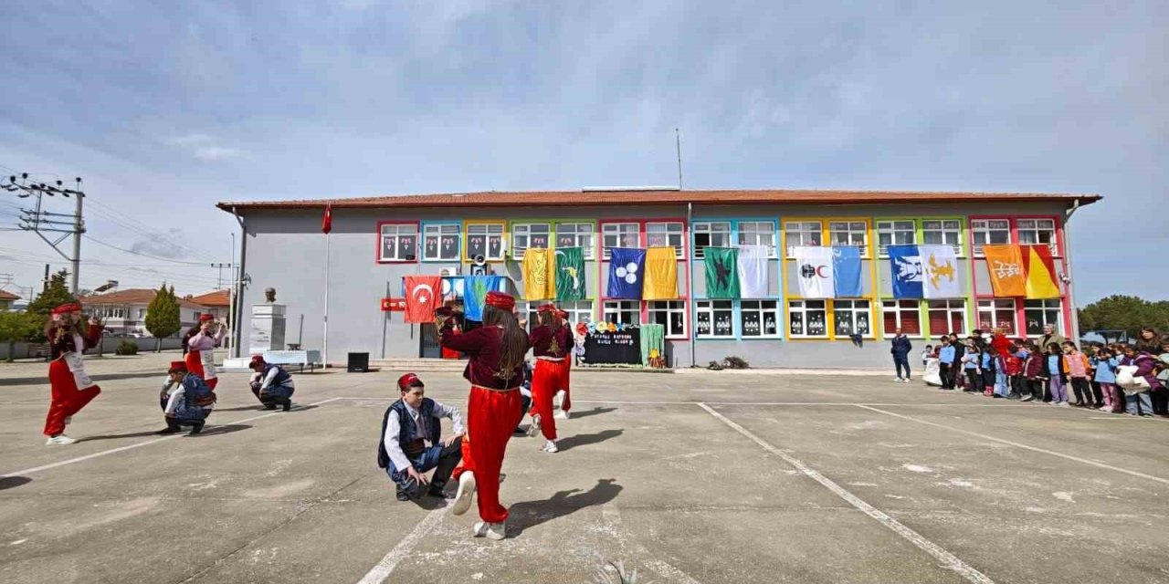 Sarıgöl’de 400 fıstık çamı toprakla buluştu