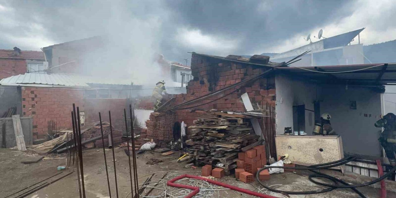 İzmir’de tek katlı evde çıkan yangın korkuttu