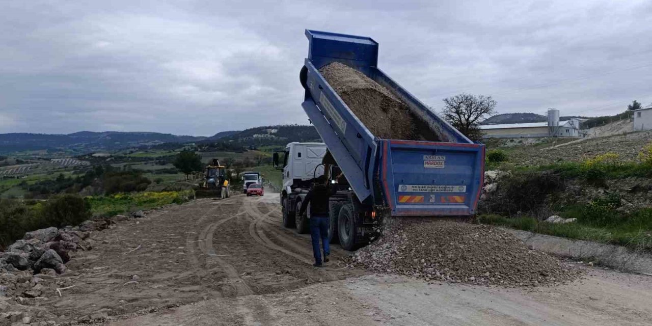 Selendi-Kula eski yolu yeniden trafiğe açıldı