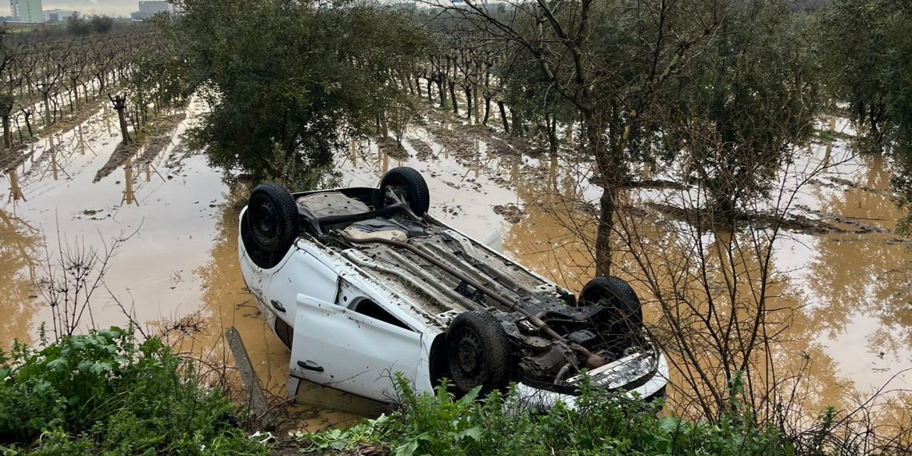 Manisa’da kaza yapan sürücü otomobilini bırakıp kaçtı