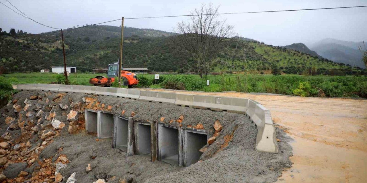 Milas’ta çöken köprü 26 saatte ulaşıma açıldı