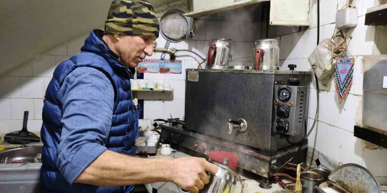 Tek koluyla hayata dört elle sarıldı