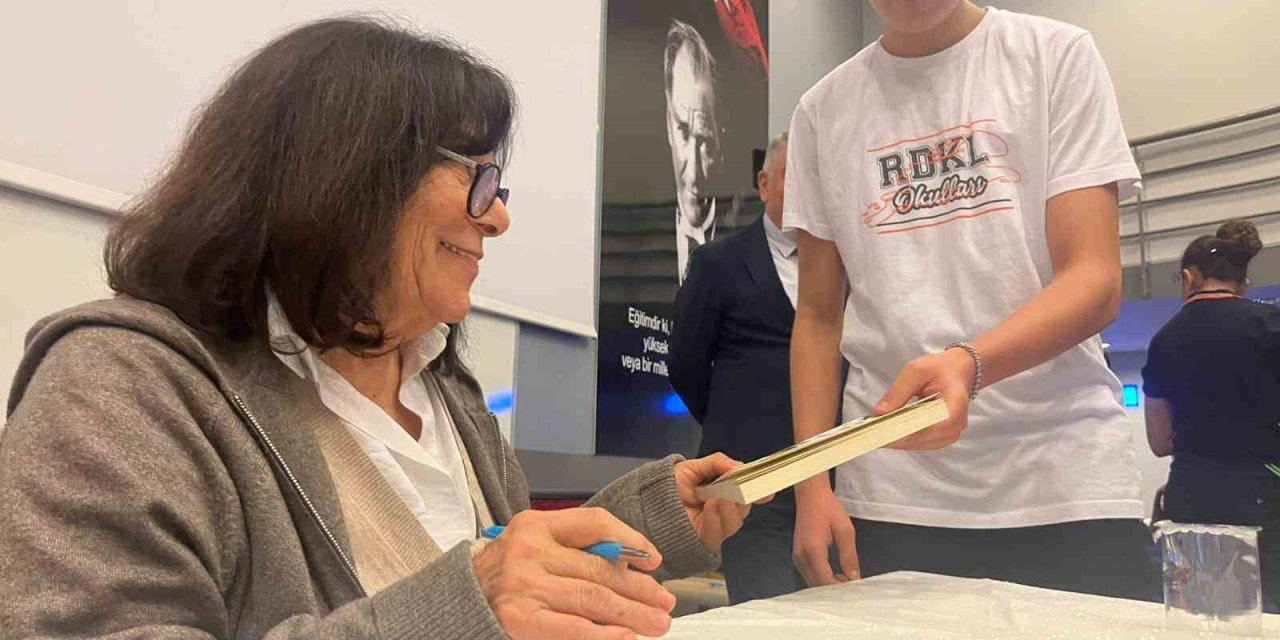 Yazar Latife Tekin, İzmir’de lise öğrencileriyle buluştu