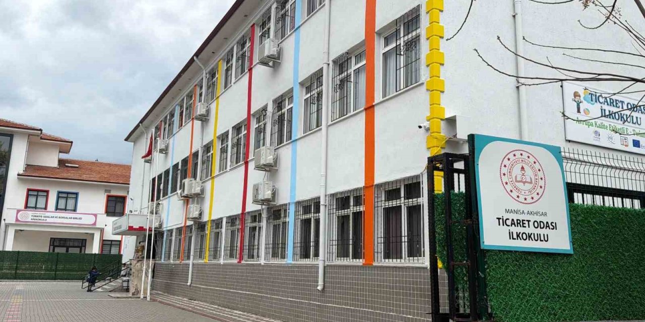 Sınıfın düşen tavan sıvası 3 öğrenciyi yaraladı