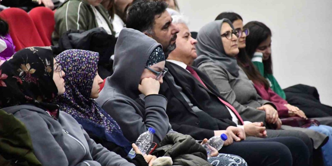 Gençlerin tarih konulu konferansa katılımı yoğun oldu