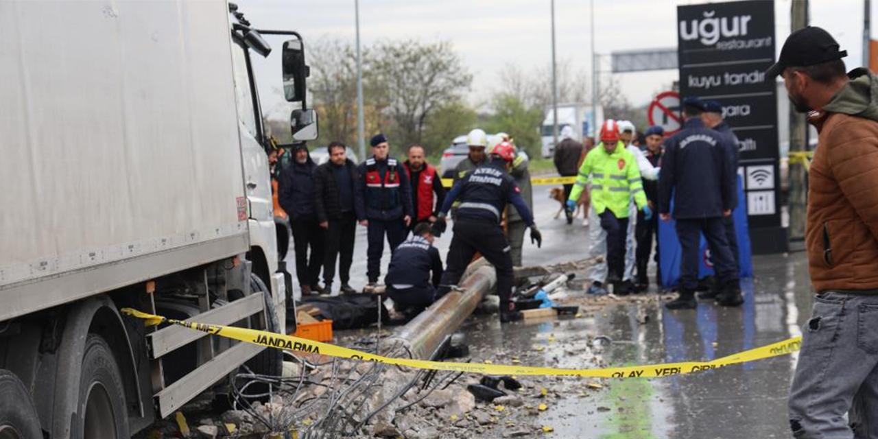 Aydın’da akılalmaz kaza: Devrilen elektrik direği bisikletlinin üzerine düştü