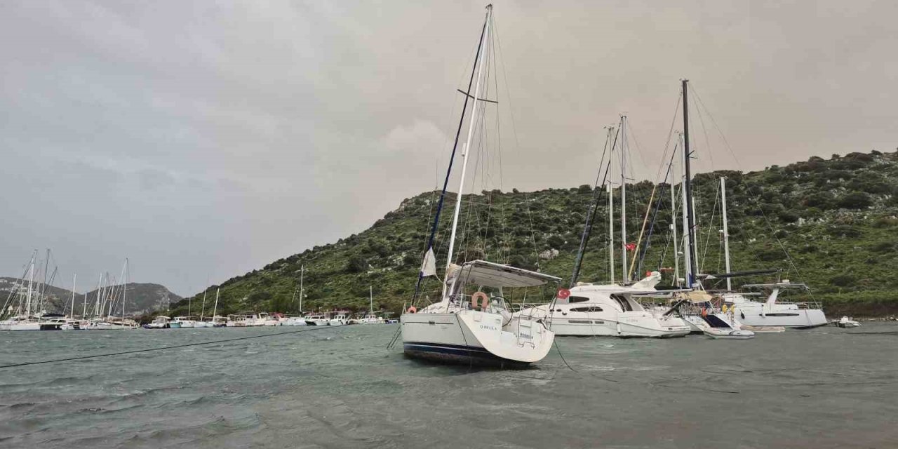 Bodrum’da fırtına etkili oldu, 2 tekne karaya oturdu