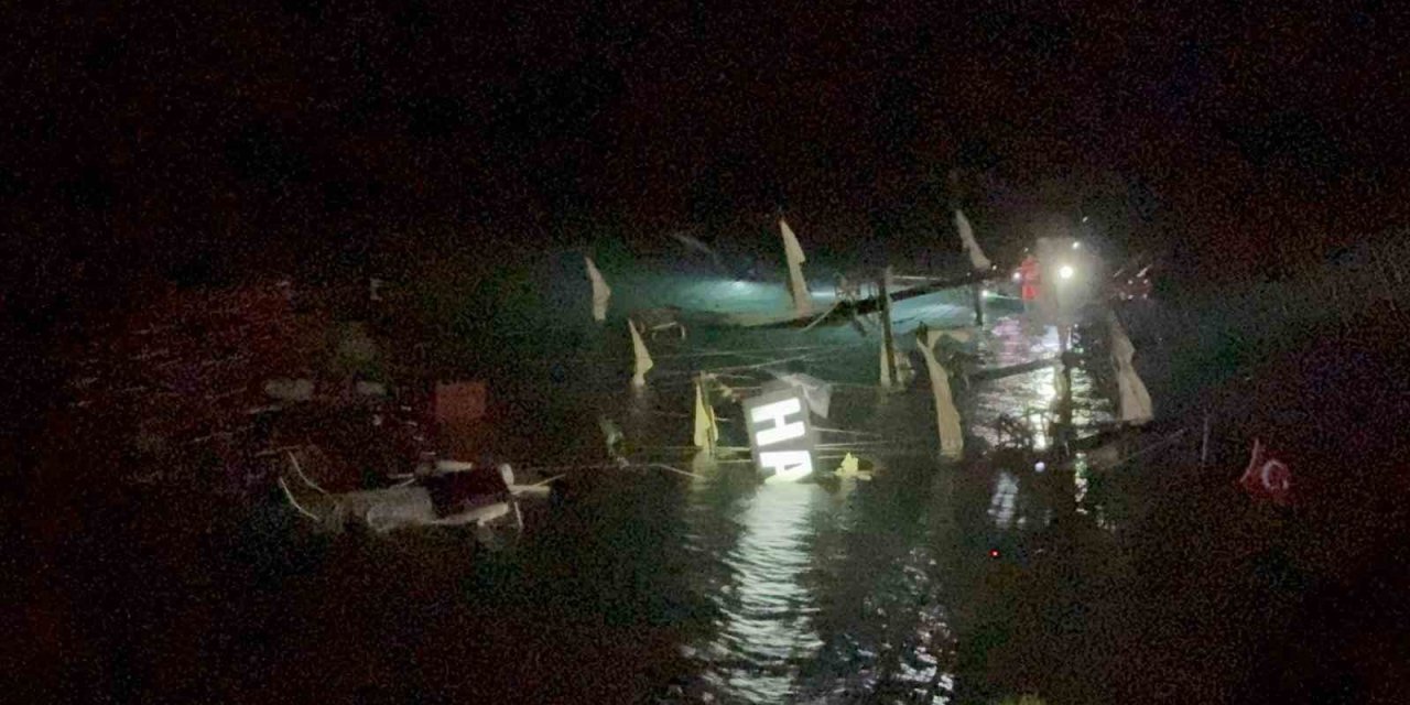 Fethiye’de kayalıklara çarparak batan teknedeki 6 kişi kurtarıldı, 1 kişi kayıp