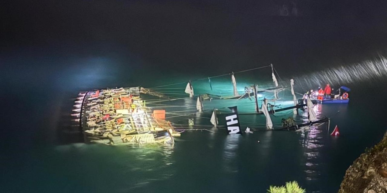 Tur teknesi kayalıklara çarpmıştı, bir kişinin cansız bedenine ulaşıldı